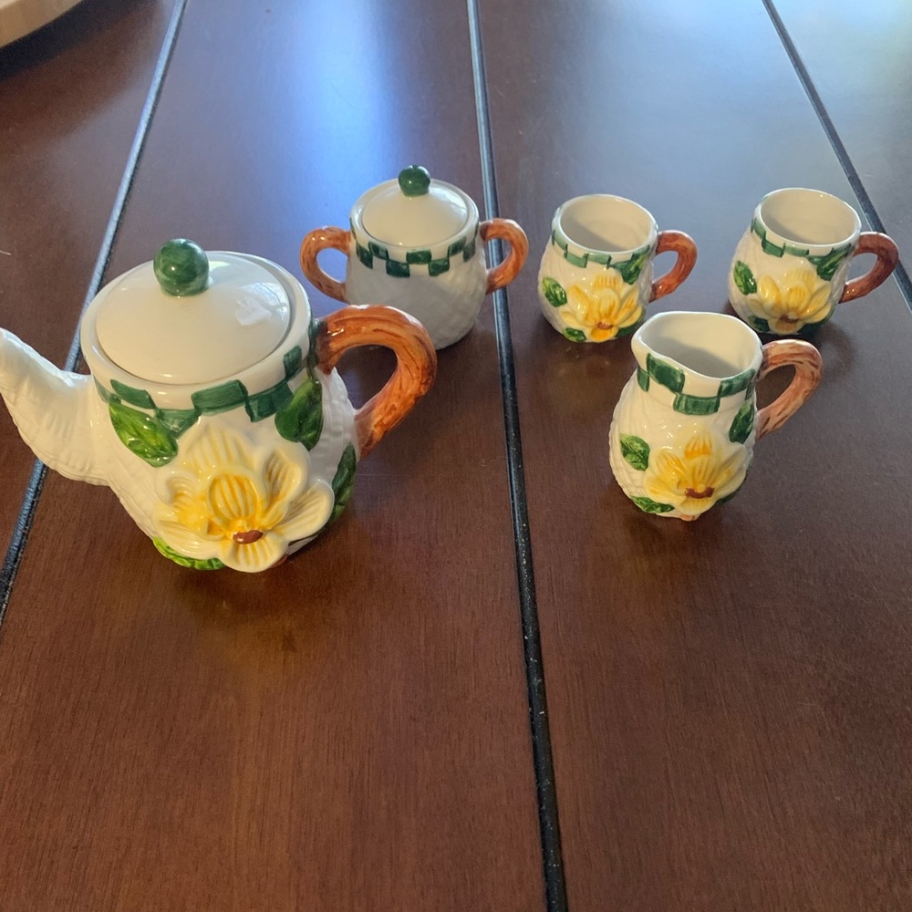 Miniature China set. No chips.
